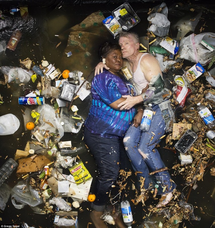 Selfie Di Atas Tumpukan Sampah